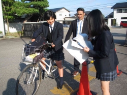 （正門の様子の写真） 正門での自転車・原付自転車のチェック2