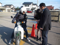 （正門の様子の写真） 正門での自転車・原付自転車のチェック1