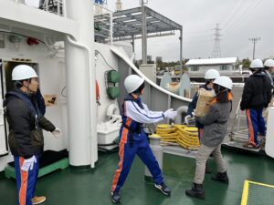 練習船若潮丸を活用し、1月27日（土）に七尾市へ支援物資を届けました。