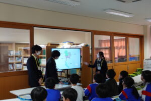 射水市立東明小学校において本校留学生が母国文化の紹介を行いました。