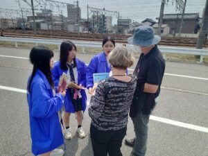 本校の学生が射水市と連携して観光案内ボランティアを実施しました。