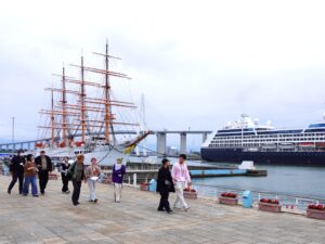 学生が射水市と連携し英語で海王丸案内ツアーを実施しました。