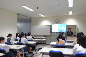 異文化実習の帰国後報告会を実施しました。