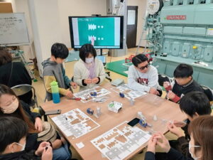 出前授業「ペーパークラフトでエンジンの仕組みを学ぼう」を実施しました。