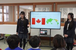 射水市立東明小学校において異文化理解支援事業を行いました。